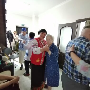 веселятся в честь победы